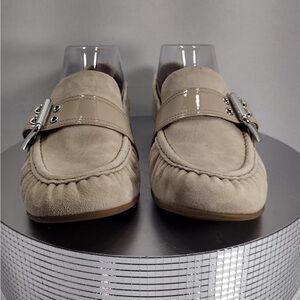 Ugg  Women’s Tan Loafers size 8 pre owned Exellent condition